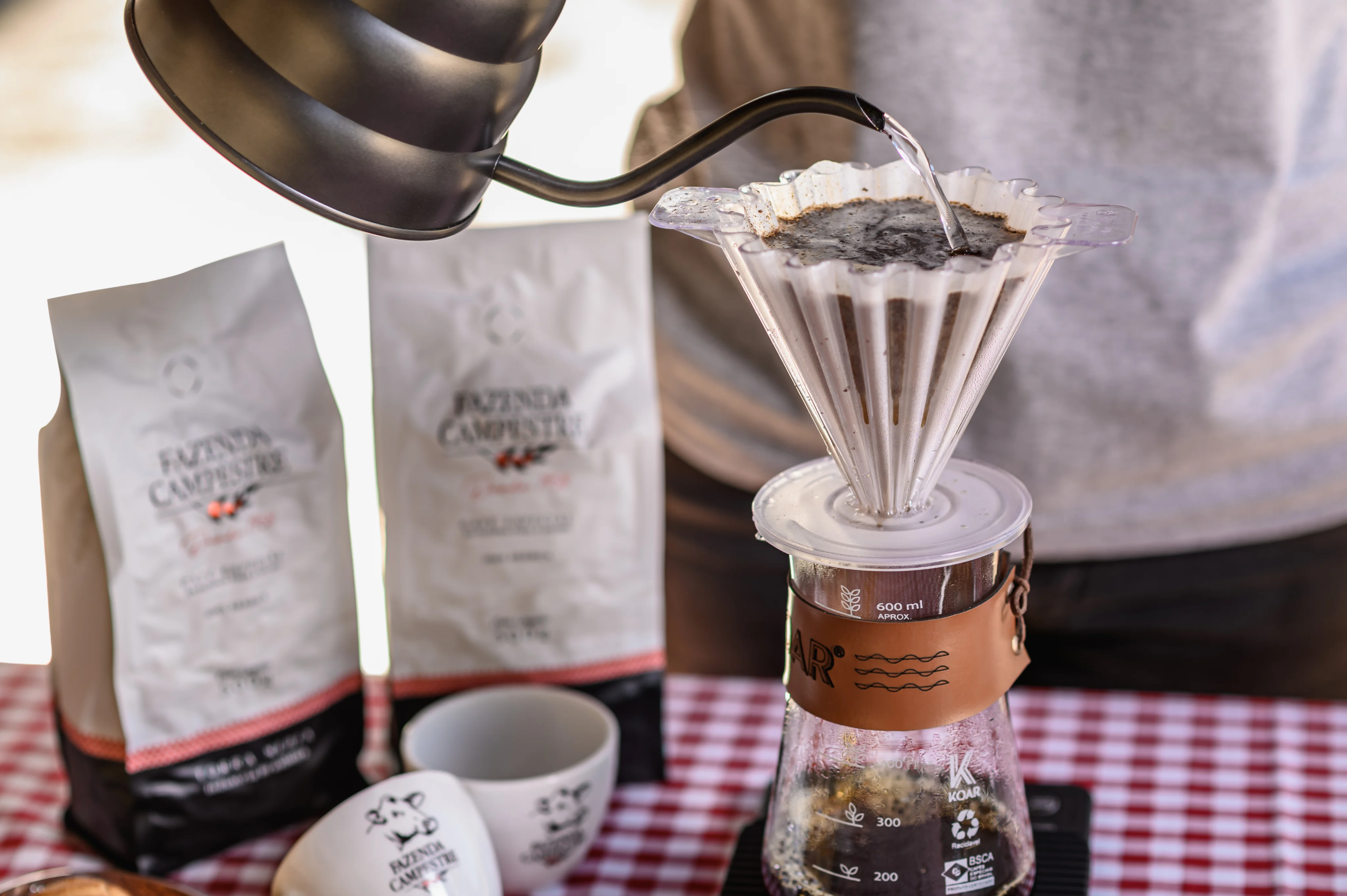 Preparo do café passado na mesa